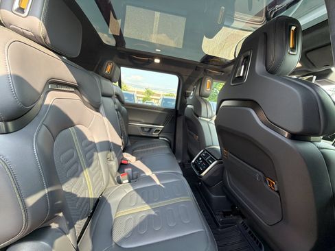 Used 2024 Rivian R1S Adventure AWD/4WD image 30