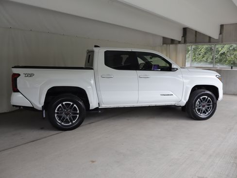 Used 2024 Toyota Tacoma TRD Sport w/ TRD Sport Upgrade Package AWD/4WD image 4