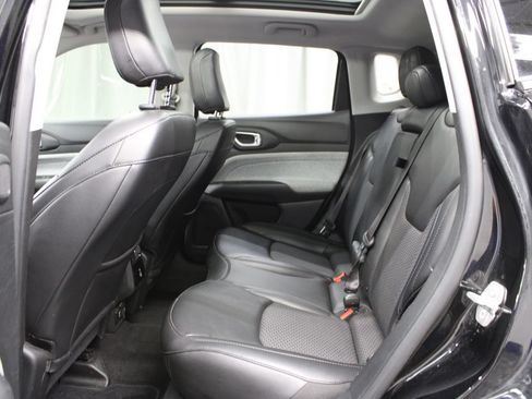 Used 2022 Jeep Compass Latitude w/ Sun and Sound Group AWD/4WD image 16
