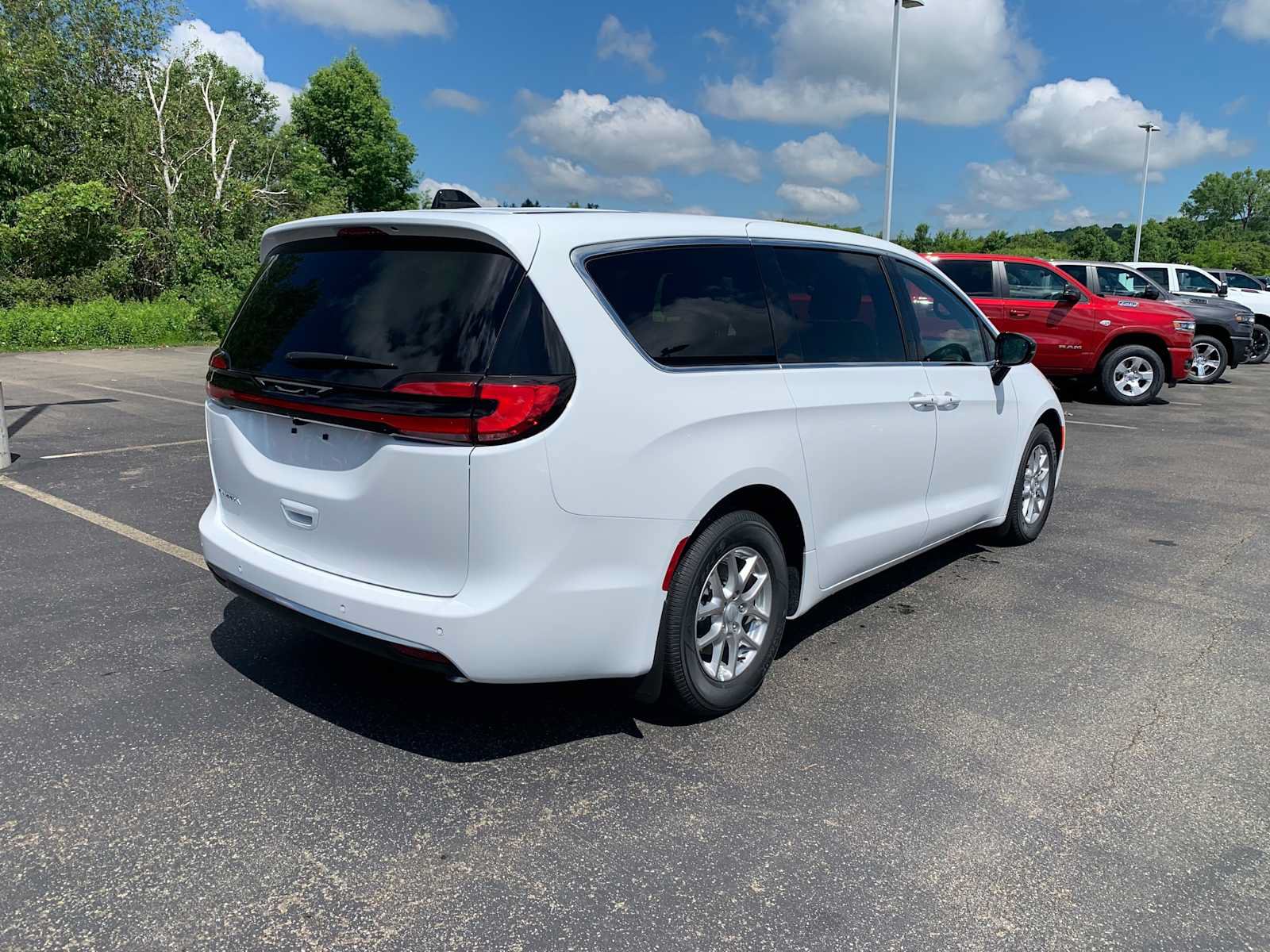 New 2027 Chrysler Pacifica Select FWD image 5