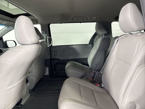 Used 2017 Toyota Sienna XLE image 23