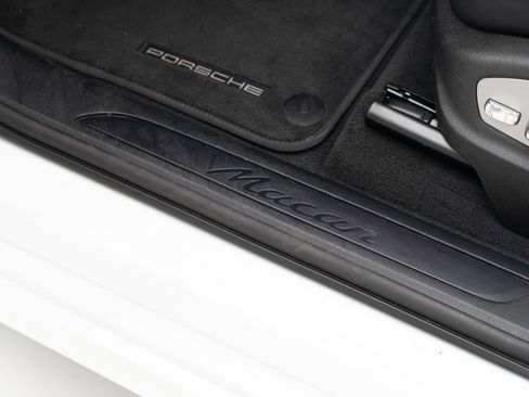 Certified 2026 Porsche Macan AWD/4WD image 15