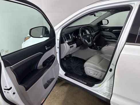 Used 2018 Toyota Highlander Limited Platinum AWD/4WD image 2