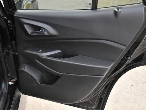 Used 2025 Chevrolet Trax LT FWD image 40