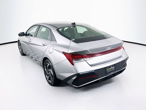 Used 2025 Hyundai Elantra SEL FWD image 5