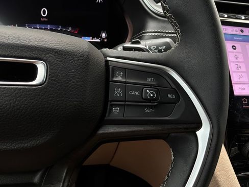 Used 2025 Jeep Grand Cherokee Limited RWD image 40