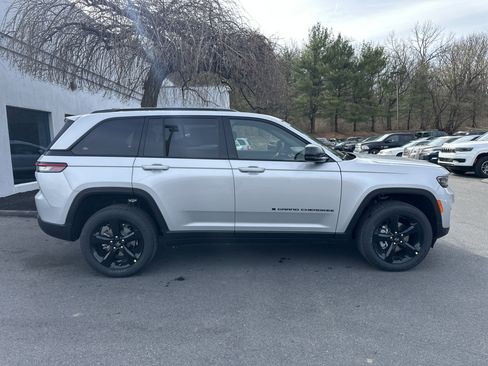 New 2025 Jeep Grand Cherokee Altitude image 2