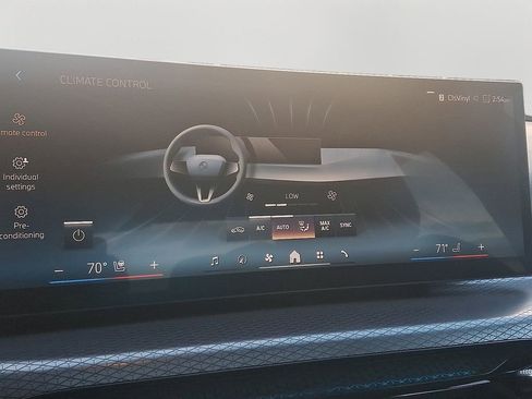 Certified 2025 BMW 330i xDrive Sedan w/ Premium Package image 17