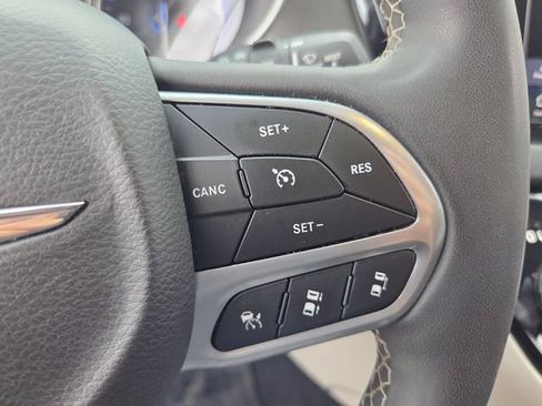 Used 2023 Chrysler Pacifica Touring-L FWD image 21