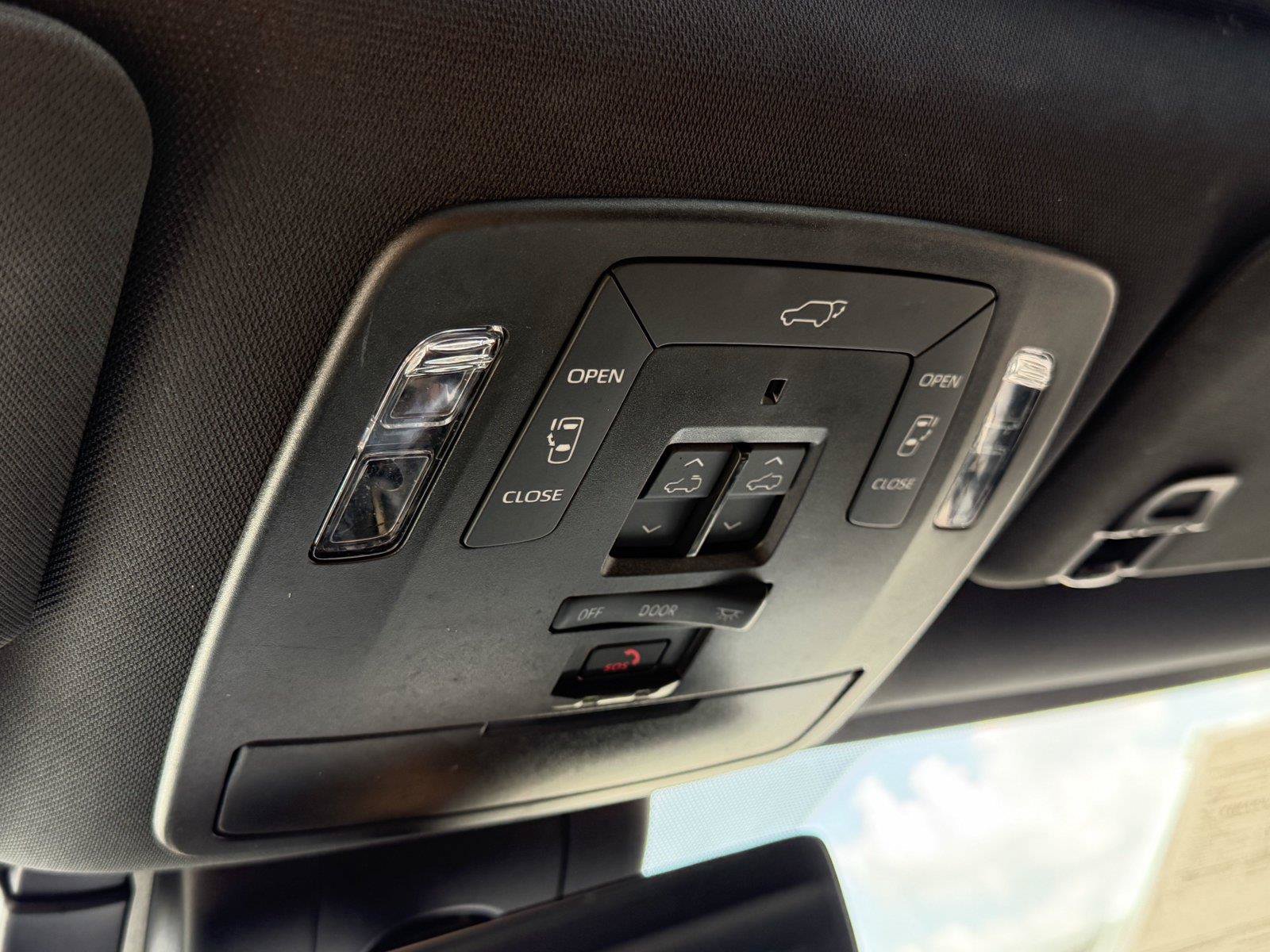 Used 2025 Toyota Sienna Limited AWD/4WD image 27