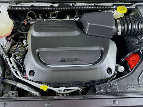 Used 2024 Chrysler Pacifica Touring-L image 30