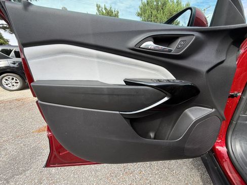 Used 2025 Chevrolet Trax LT w/ LT Convenience Package FWD image 15