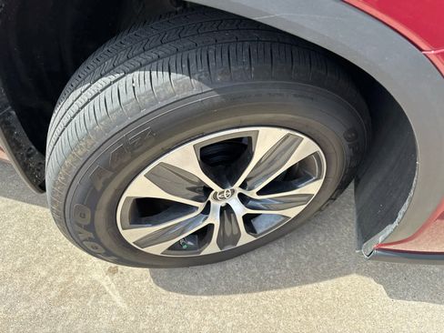 Used 2023 Toyota Highlander XLE FWD image 2