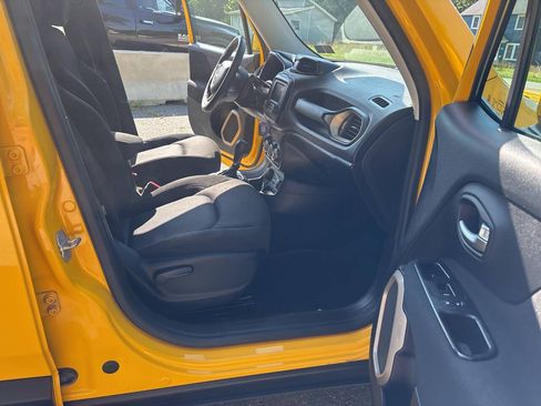 Used 2016 Jeep Renegade Latitude AWD/4WD image 23