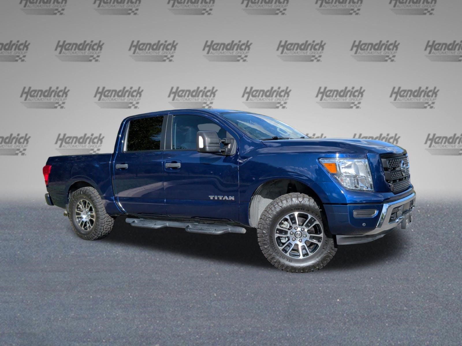 Used 2022 Nissan Titan SV w/ SV Convenience Package RWD image 2