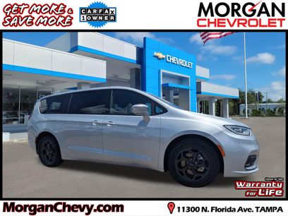 Used 2022 Chrysler Pacifica Limited w/ Uconnect Theater Family Group