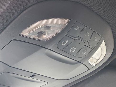 Used 2025 Chrysler Pacifica Select FWD image 18