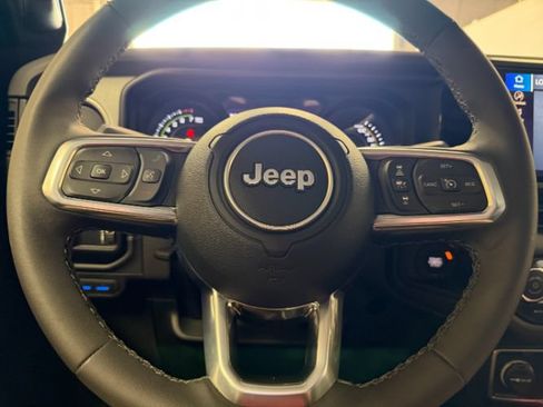 Used 2025 Jeep Wrangler Unlimited Sahara AWD/4WD image 21