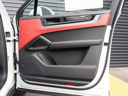 New 2026 Porsche Cayenne E-Hybrid Coupe AWD/4WD image 32