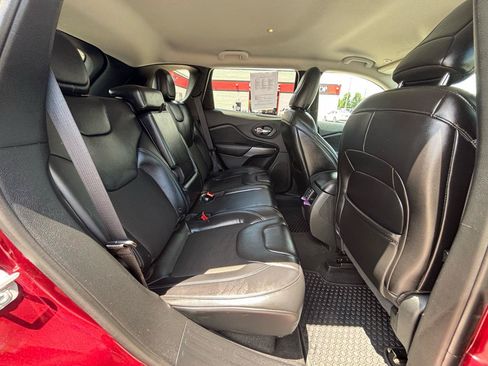 Used 2019 Jeep Cherokee Latitude Plus w/ Cold Weather Group AWD/4WD image 14
