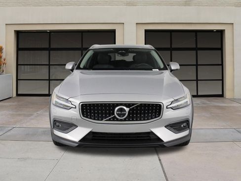 Certified 2025 Volvo V60 B5 Cross Country Plus AWD/4WD image 6