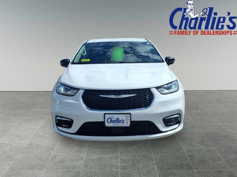 Used 2024 Chrysler Pacifica Touring-L FWD image 2