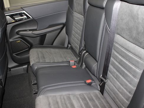 New 2025 Mitsubishi Outlander SE image 15