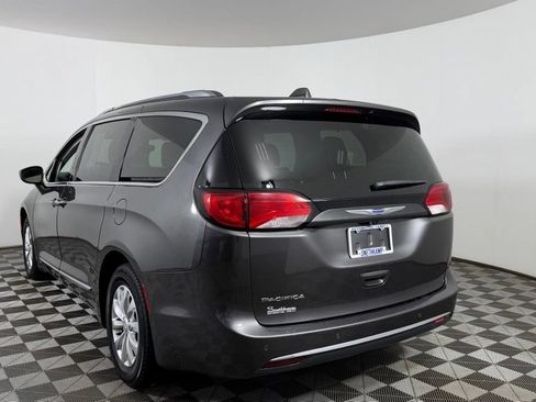 Used 2018 Chrysler Pacifica Touring-L w/ Premium Audio Group FWD image 6