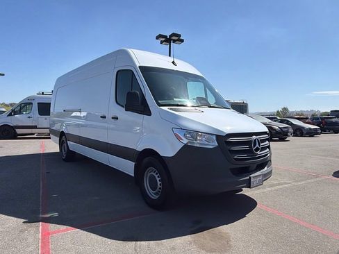 Used 2025 Mercedes-Benz Sprinter 2500 image 4