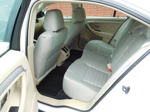 Used 2016 Ford Taurus SE FWD image 13