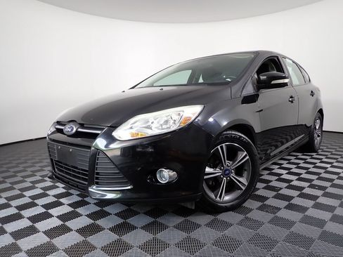 Used 2014 Ford Focus SE w/ SE Sport Package FWD image 2