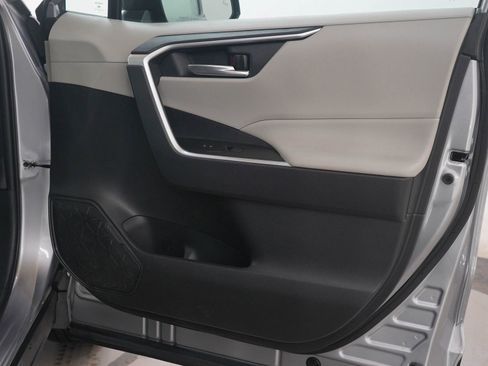 Used 2021 Toyota RAV4 XLE image 9