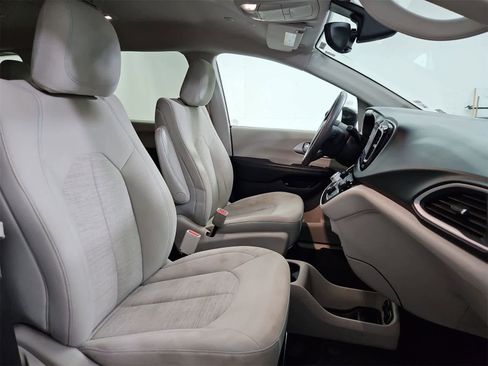 Used 2018 Chrysler Pacifica Touring Plus image 21