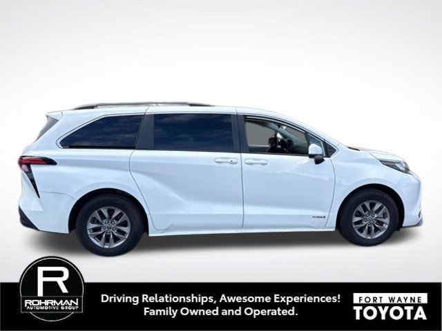 Used 2021 Toyota Sienna LE AWD/4WD image 3