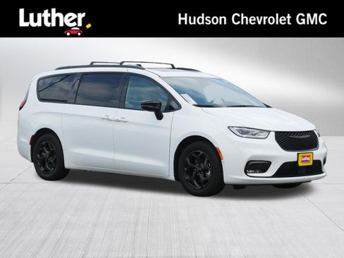 Used 2024 Chrysler Pacifica Premium FWD image 1