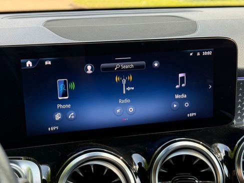 Used 2025 Mercedes-Benz GLB 250 4MATIC image 21