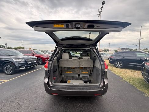 Used 2014 Toyota Sienna XLE w/ XLE Premium Package FWD image 5