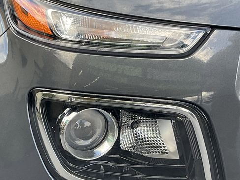 Used 2025 Hyundai Venue SEL FWD image 8