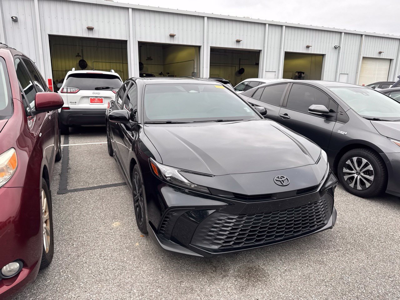 Used 2025 Toyota Camry SE w/ Multimedia Upgrade Package FWD image 3