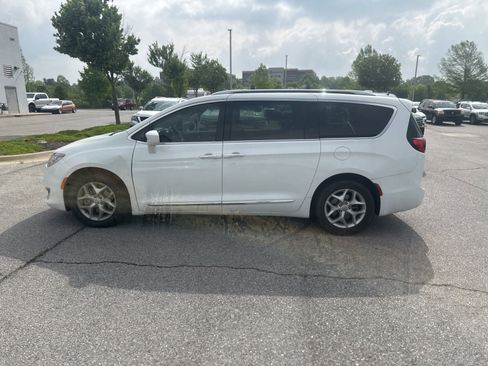 Used 2017 Chrysler Pacifica Touring-L Plus FWD image 8