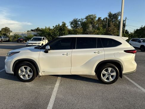 Used 2022 Toyota Highlander LE AWD/4WD image 11