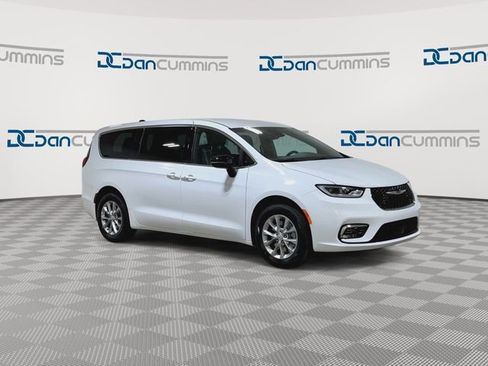 New 2026 Chrysler Pacifica Select AWD/4WD image 2