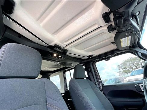 Used 2025 Jeep Wrangler Sport image 28