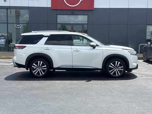 Certified 2024 Nissan Pathfinder Platinum AWD/4WD image 2
