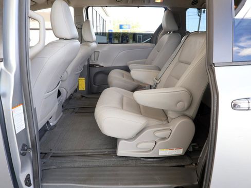 Used 2015 Toyota Sienna XLE image 21