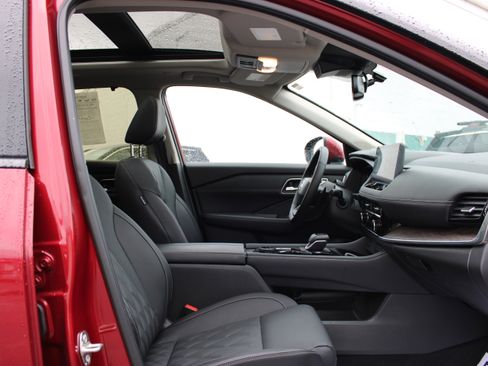 Certified 2025 Nissan Rogue Platinum w/ Tech Package image 15