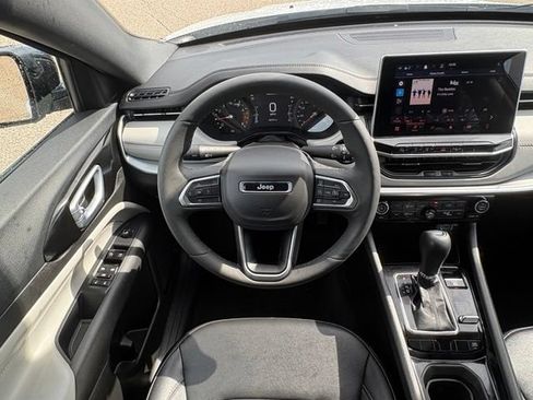 Used 2025 Jeep Compass Limited AWD/4WD image 11