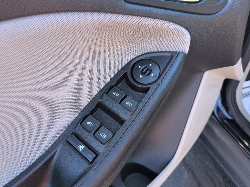 Used 2018 Ford Focus SE w/ SE Appearance Package FWD image 11