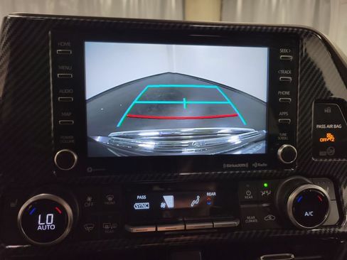 Used 2022 Toyota Highlander XLE AWD/4WD image 17