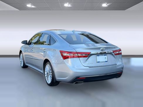 Used 2018 Toyota Avalon Limited image 3